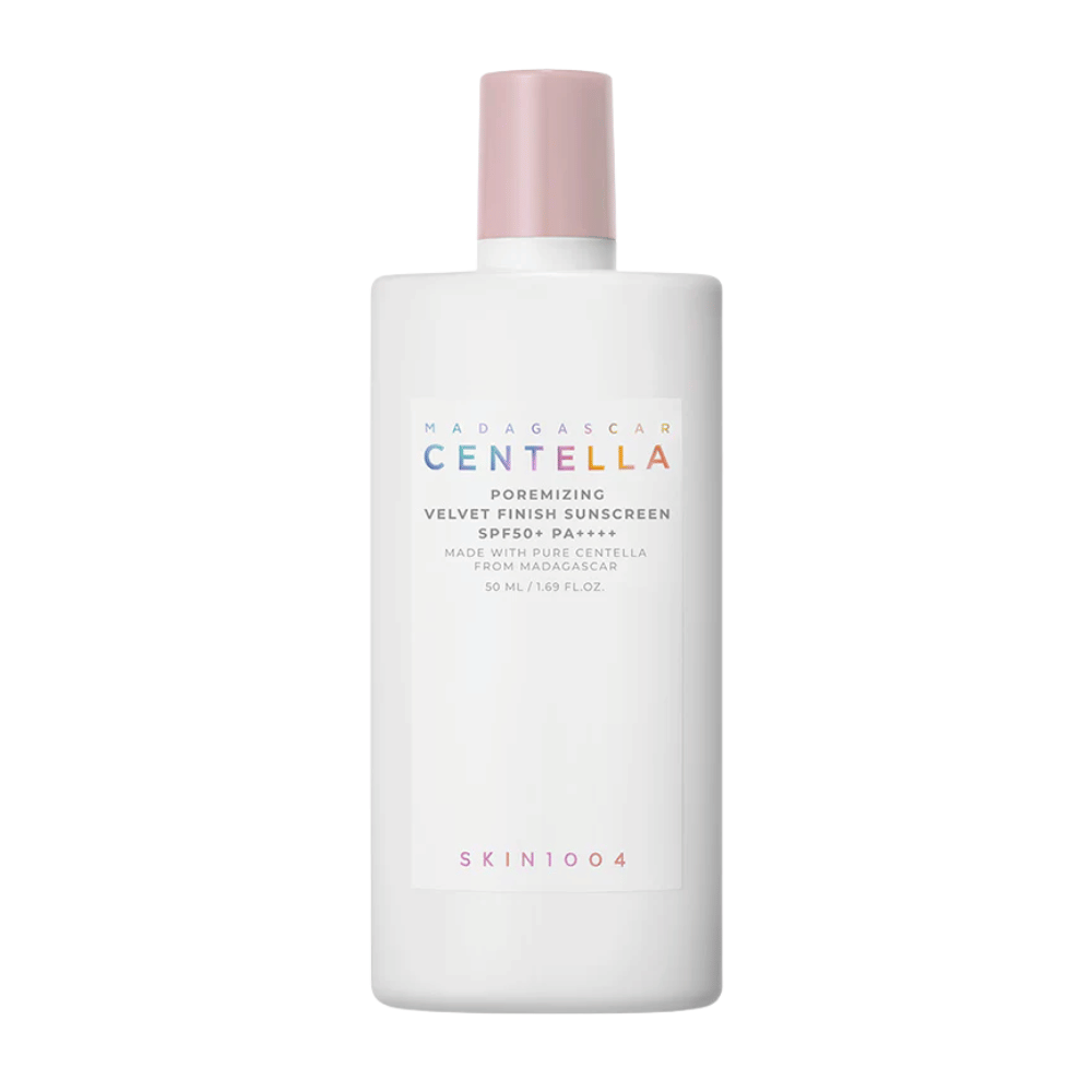 SKIN1004 Madagascar Centella Poremizing Velvet Finish Sunscreen SPF 50+ PA++++ – solkräm med Centella Asiatica från Madagaskar som lugnar huden, minskar glans och ger ett högt bredspektrigt UV-skydd.