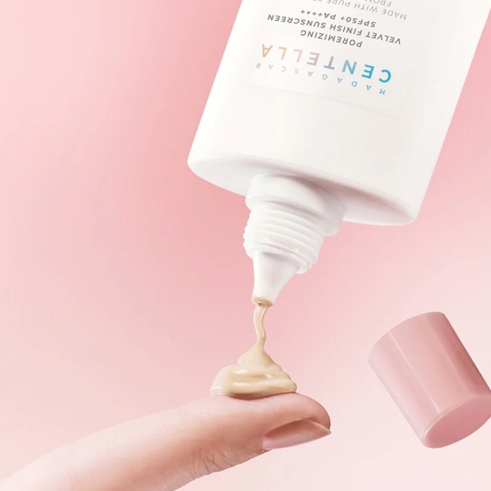 Den krämiga konsistensen hos SKIN1004 Madagascar Centella Poremizing Velvet Finish Sunscreen SPF 50+ PA++++ smälter in i huden och ger en naturlig, sammetslen finish utan kladd.