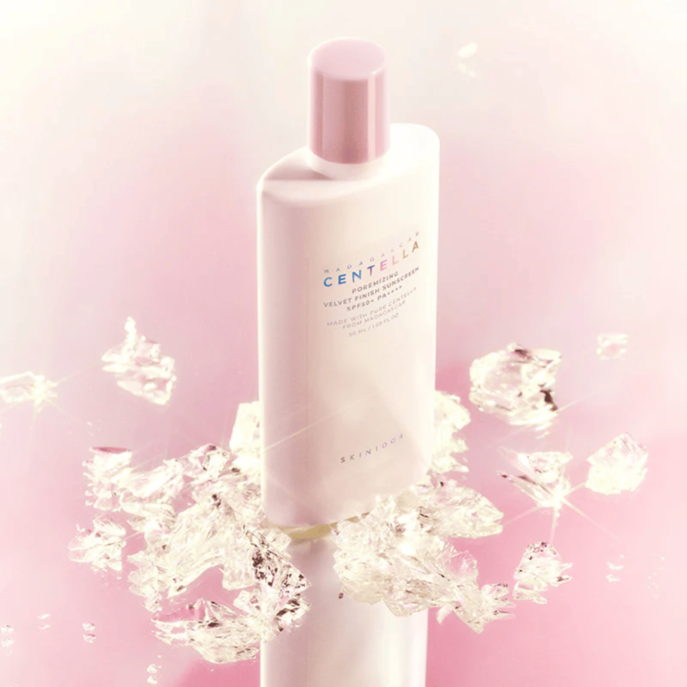 SKIN1004 Madagascar Centella Poremizing Velvet Finish Sunscreen SPF 50+ PA++++ med lätt formula som absorberas smidigt och ger ett långvarigt skydd med mjuk, sammetslen känsla.