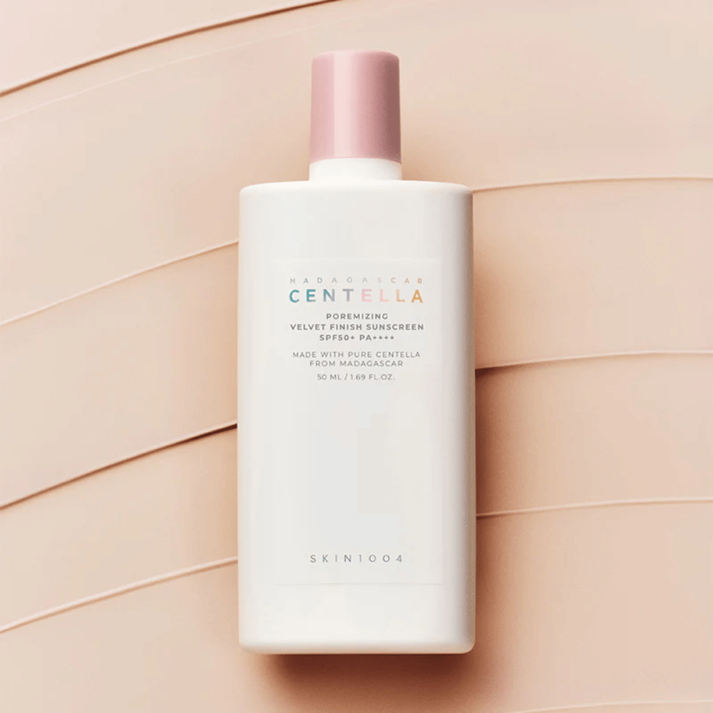 SKIN1004 Madagascar Centella Poremizing Velvet Finish Sunscreen SPF 50+ PA++++ med Centella Asiatica som lugnar huden och lämnar en behaglig, matt finish utan vit hinna.