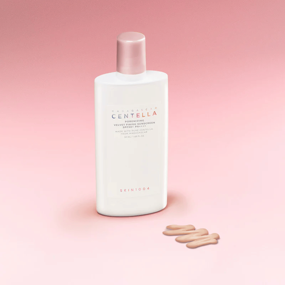 SKIN1004 Madagascar Centella Poremizing Velvet Finish Sunscreen SPF 50+ PA++++ – lätt solkräm med sammetslen finish som skyddar huden och hjälper till att kontrollera glans.