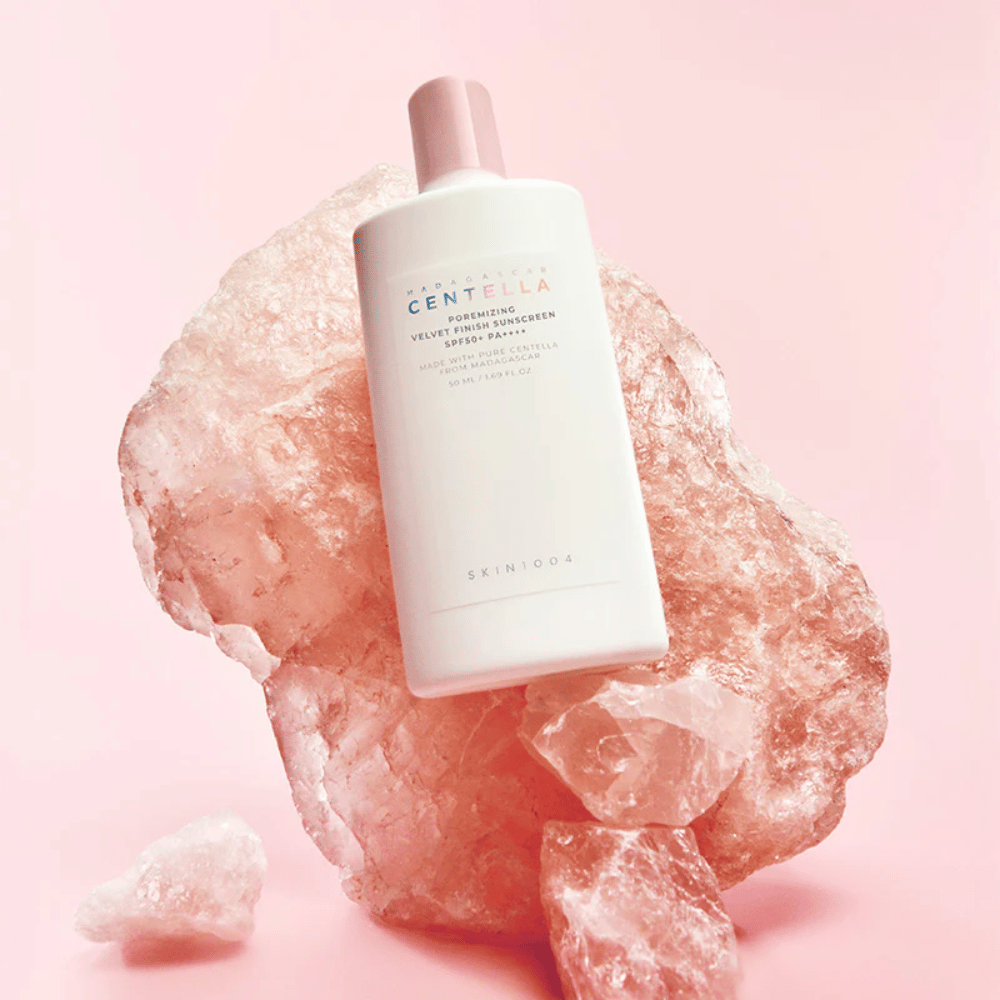 SKIN1004 Madagascar Centella Poremizing Velvet Finish Sunscreen SPF 50+ PA++++ med Centella Asiatica från Madagaskar som lugnar huden och ger en naturligt matt, mjuk finish.