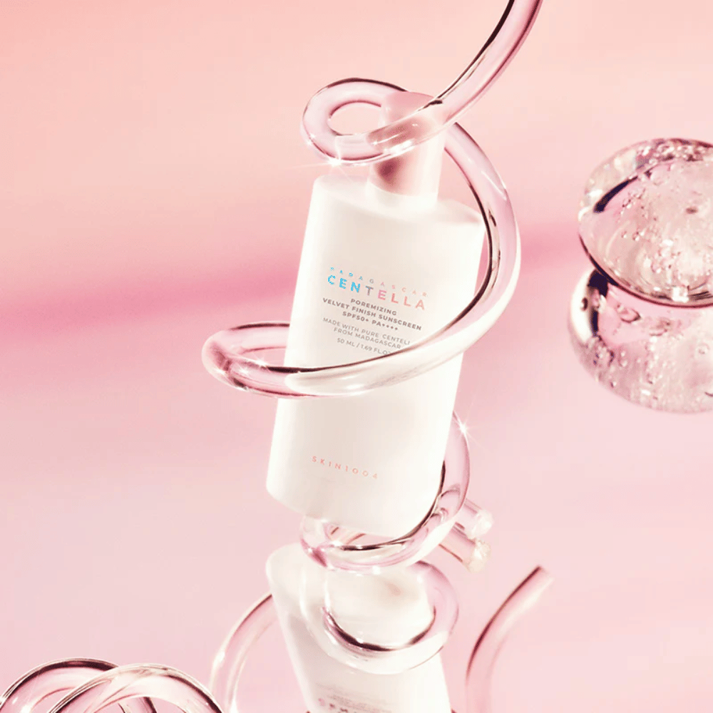SKIN1004 Madagascar Centella Poremizing Velvet Finish Sunscreen SPF 50+ PA++++ med sammetslen finish som skyddar huden mot UVA- och UVB-strålar samtidigt som den hjälper till att minimera synligheten av porer.