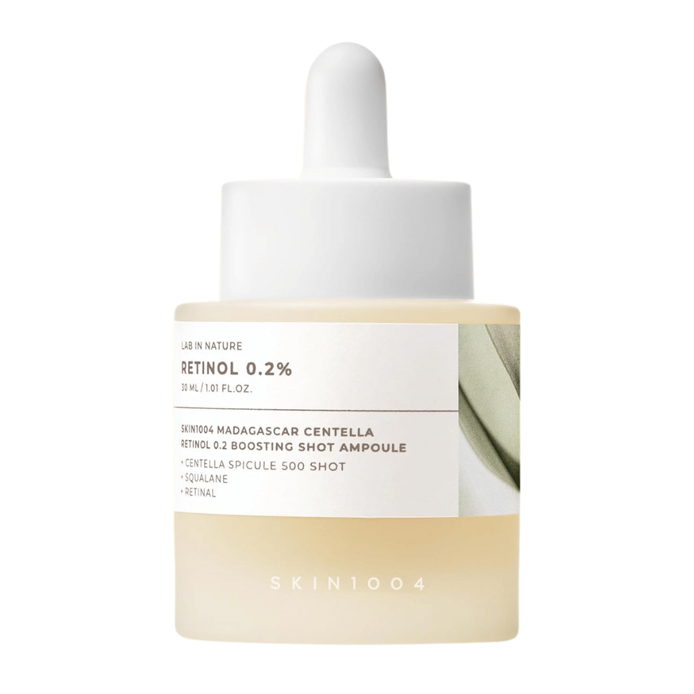 SKIN1004 Madagascar Centella Retinol 0.2 Boosting Shot Ampoule stående på vit bakgrund – milt men effektivt retinolserum för finare linjer, jämnare hud och ökad spänst.