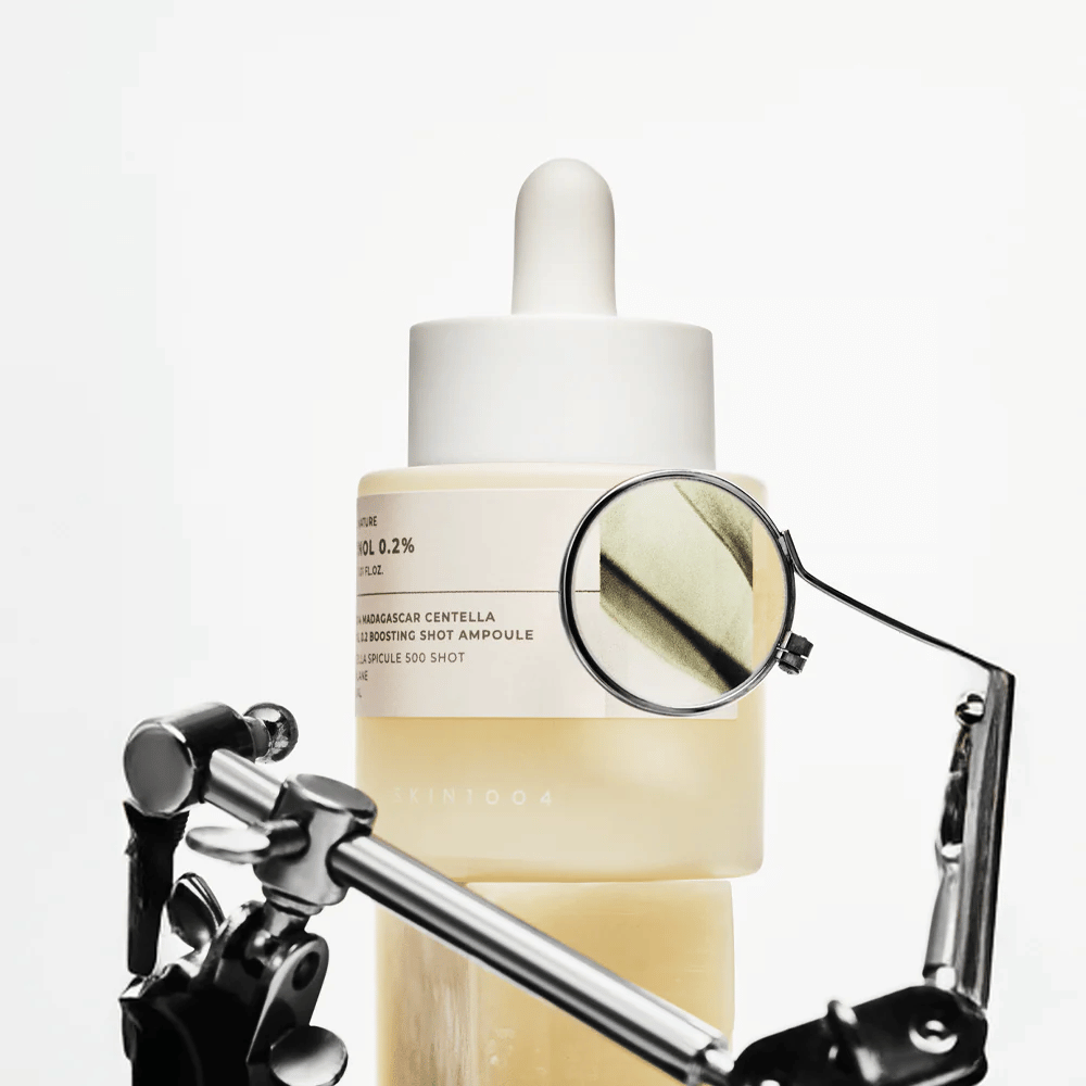 Detaljbild på SKIN1004 Madagascar Centella Retinol 0.2 Boosting Shot Ampoule som framhäver aktiv formula med retinol, centella spicule och squalane för effektiv hudförnyelse.