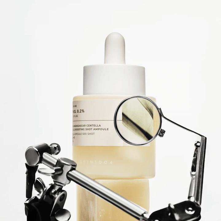 Detaljbild på SKIN1004 Madagascar Centella Retinol 0.2 Boosting Shot Ampoule som framhäver aktiv formula med retinol, centella spicule och squalane för effektiv hudförnyelse.