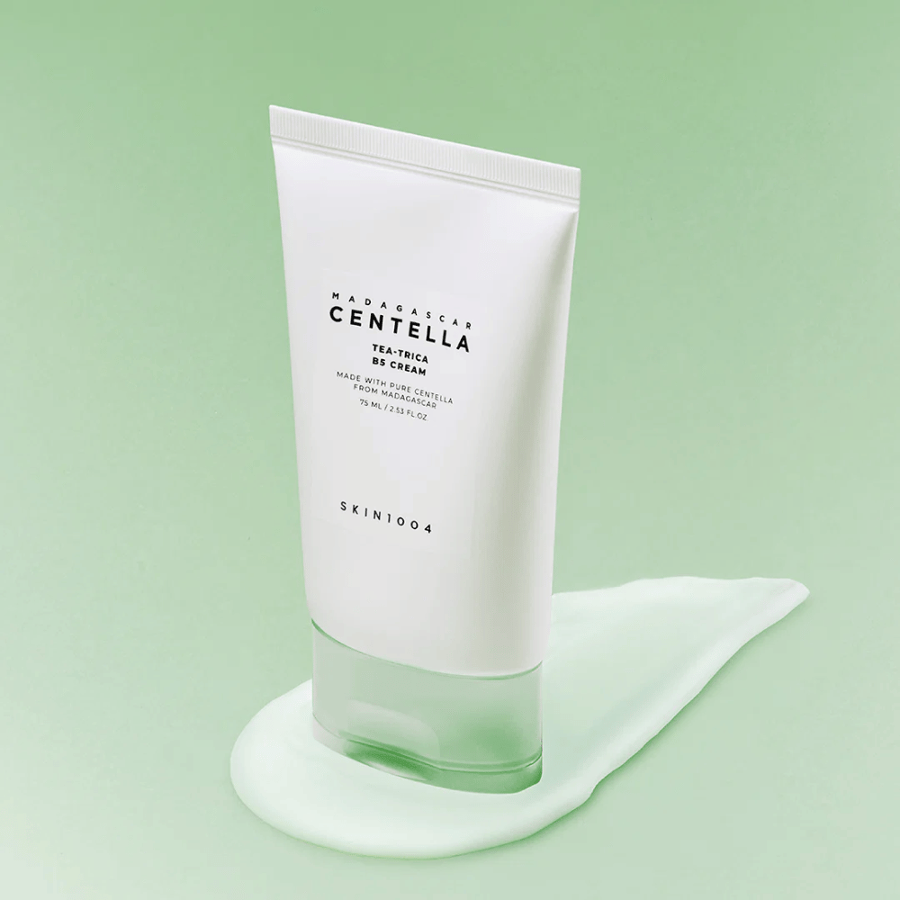 Fuktgivande ansiktskräm med panthenol och centella som stärker hudbarriären och ger en lugnande effekt på känslig hud