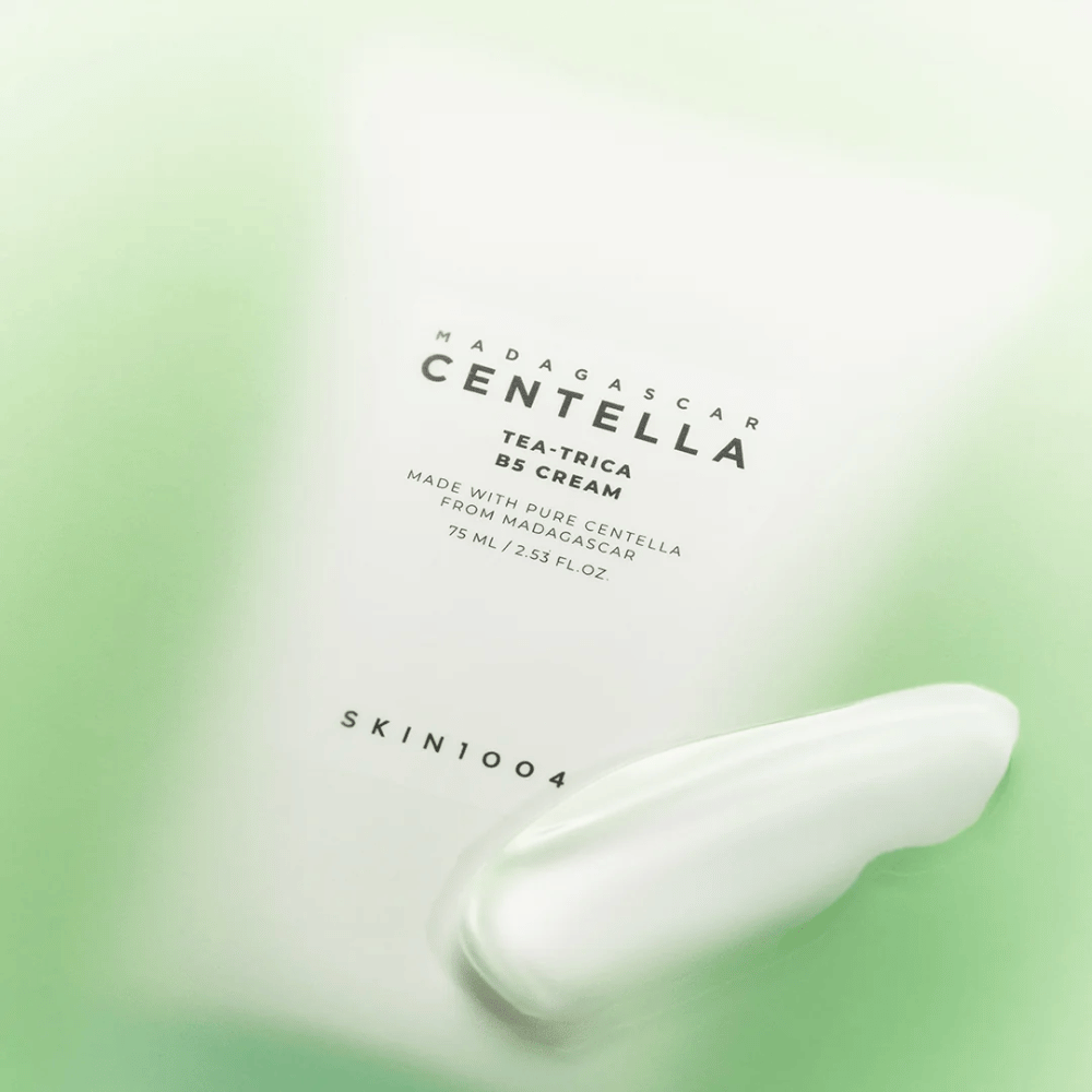 SKIN1004 Tea-Trica B5 Cream med lätt formula som balanserar talgproduktionen och passar fet och aknebenägen hud