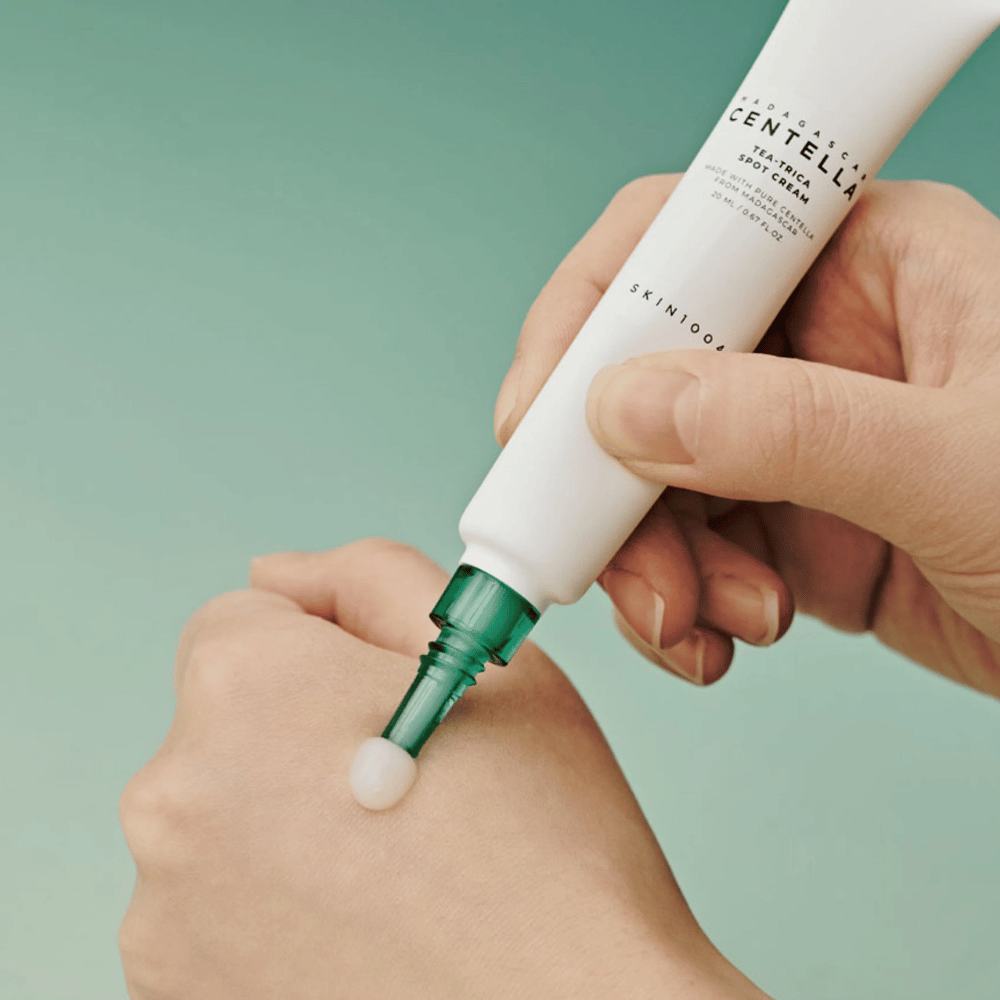Applicering av SKIN1004 Madagascar Centella Tea-Trica Spot Cream på huden – riktad behandling mot finnar, blemmor och inflammerade partier.