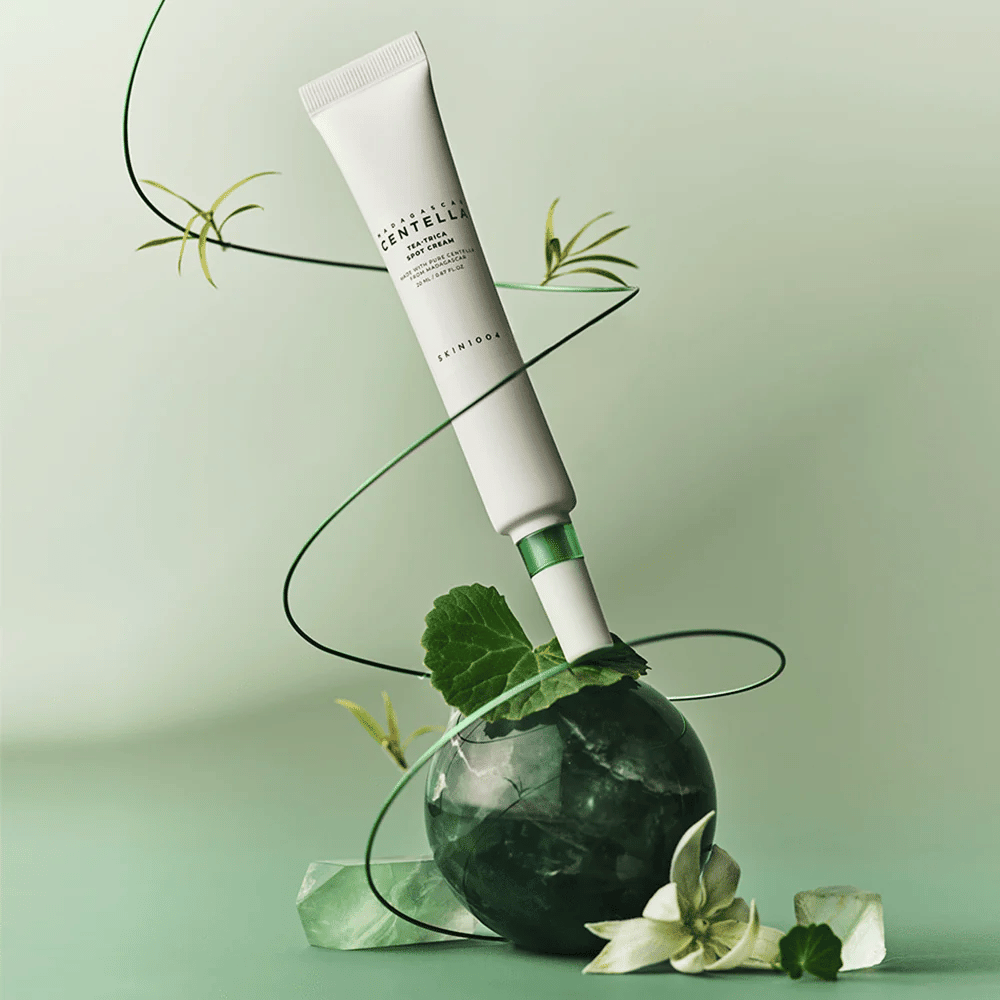 SKIN1004 Tea-Trica Spot Cream med centella asiatica och botaniska inslag – koreansk aknekräm för att lugna irritation och reducera rodnad.