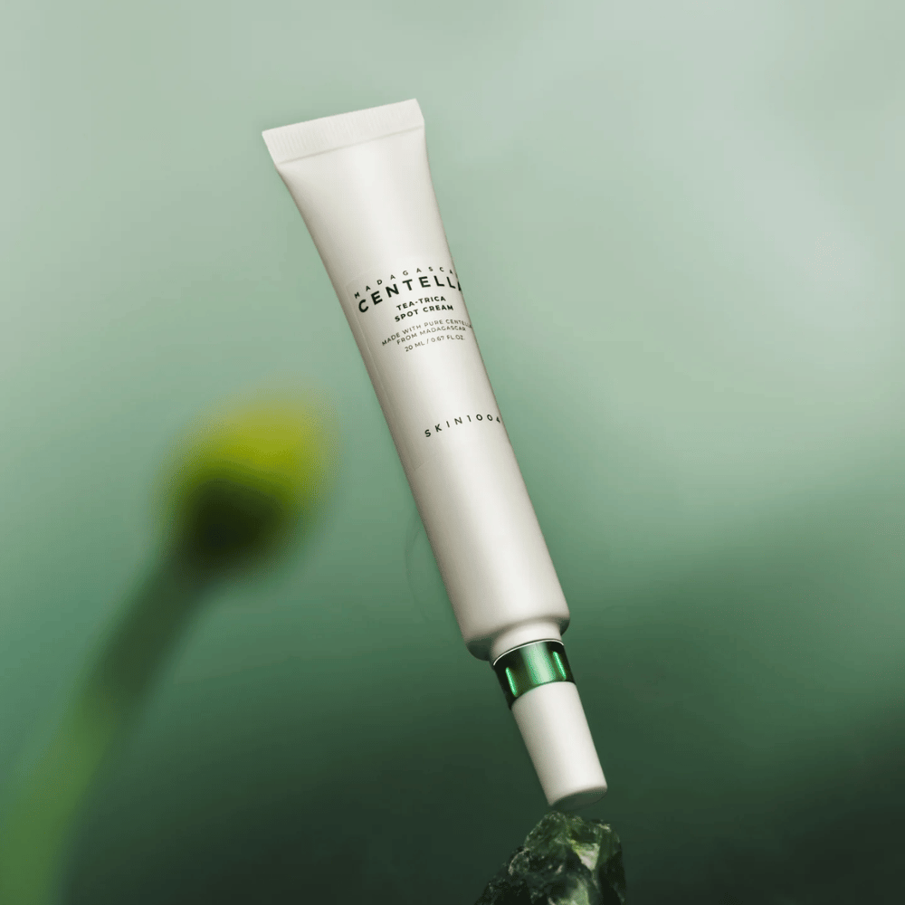 SKIN1004 Madagascar Centella Tea-Trica Spot Cream svävande mot grön bakgrund – effektiv spot treatment för aknebenägen hud med centella från Madagaskar.