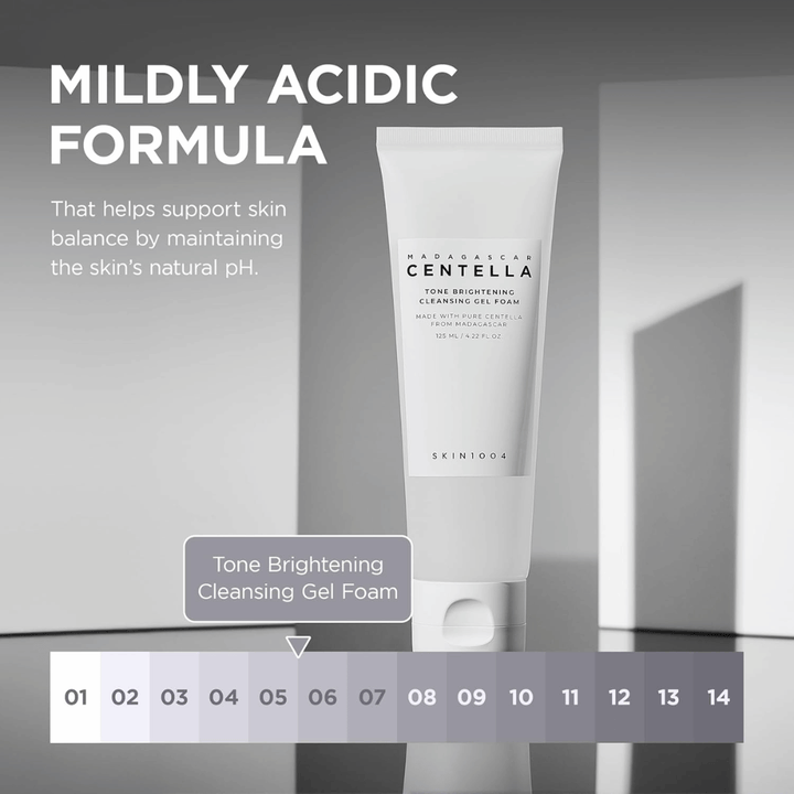 Informationsbild som beskriver produktens milt sura (låga pH) formula. Bilden betonar hur rengöringen hjälper till att bevara hudens naturliga balans samtidigt som huden rengörs effektivt.