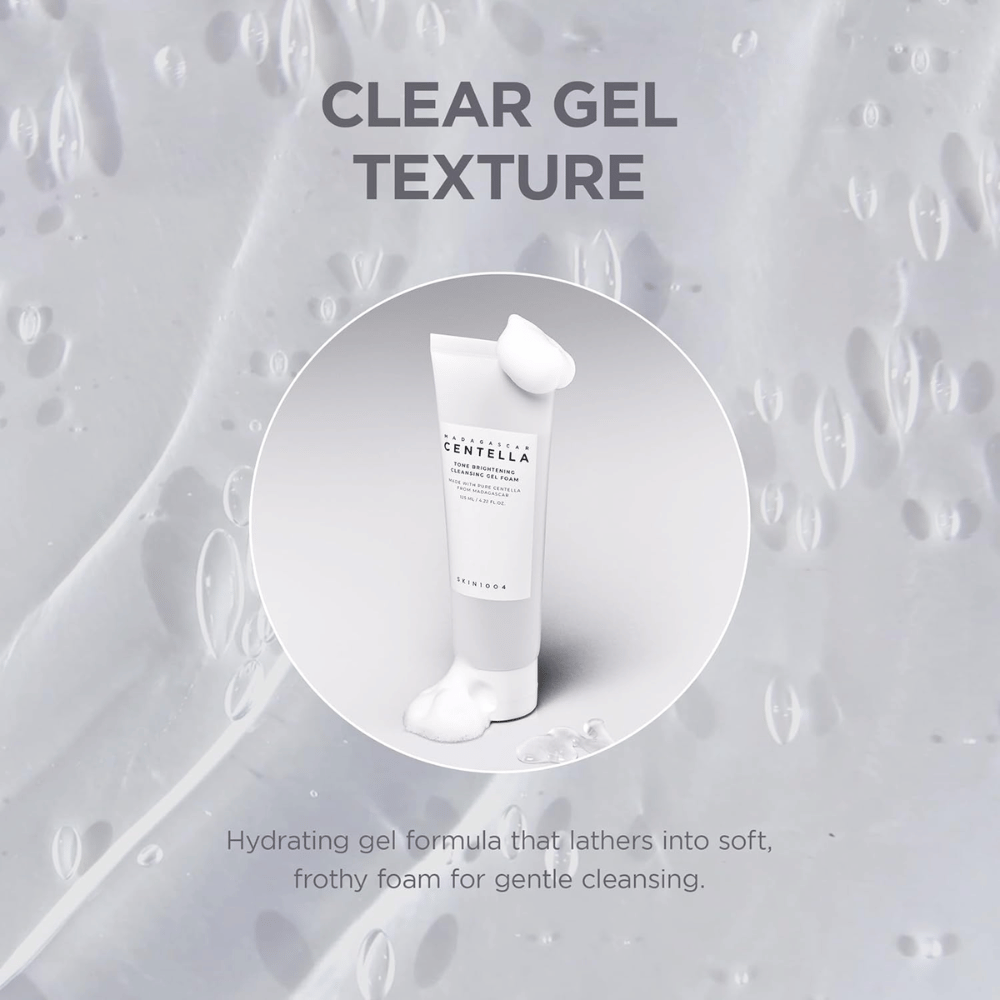Närbild som visar produktens transparenta geltextur. Bilden illustrerar den lätta och fräscha konsistensen som förvandlas till ett mjukt skum vid användning.