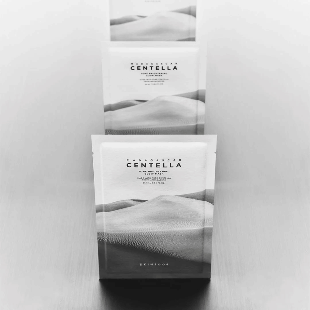 Flera masker staplade i rad, stilren produktpresentation i svartvitt.
