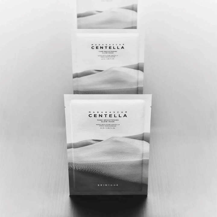 Flera masker staplade i rad, stilren produktpresentation i svartvitt.