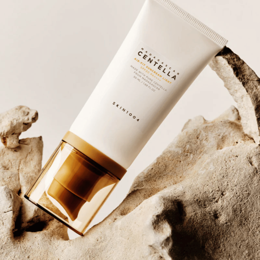 SKIN1004 Madagascar Centella Air-Fit Suncream Light SPF30 – återfuktande solskydd som hjälper till att stärka hudbarriären och ge ett naturligt, fräscht resultat.