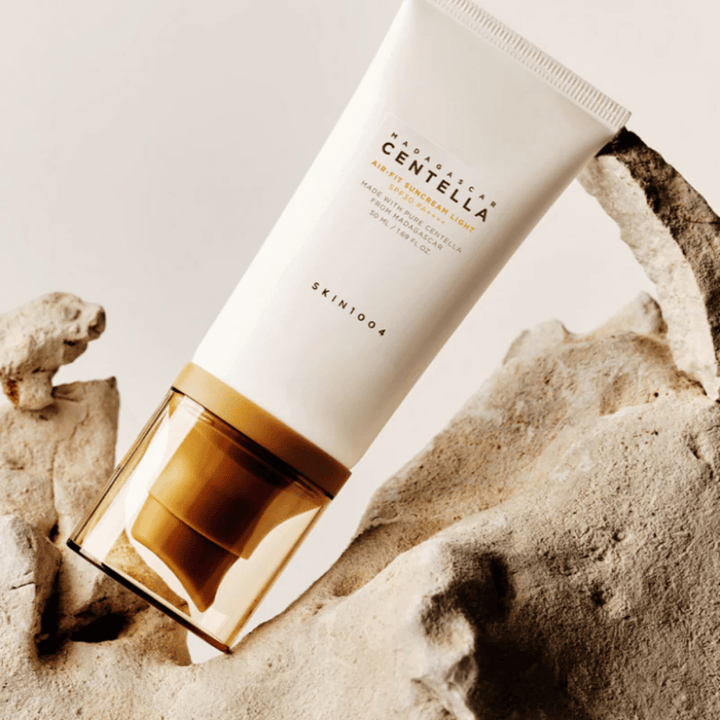 SKIN1004 Madagascar Centella Air-Fit Suncream Light SPF30 – återfuktande solskydd som hjälper till att stärka hudbarriären och ge ett naturligt, fräscht resultat.