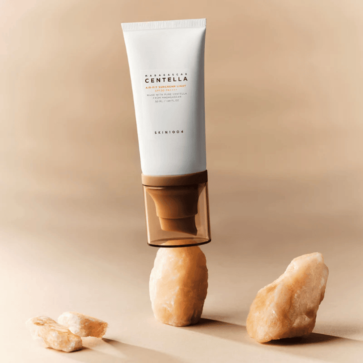 SKIN1004 Madagascar Centella Air-Fit Suncream Light – koreansk solkräm med lätt formula som absorberas snabbt och hjälper till att lugna huden med centella asiatica.