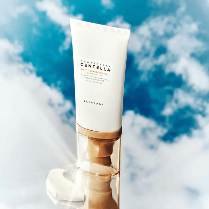 SKIN1004 Madagascar Centella Air-Fit Suncream Light SPF30 PA++++ – lätt solkräm med centella asiatica som skyddar huden mot UV-strålning och ger återfuktning utan att kännas tung.