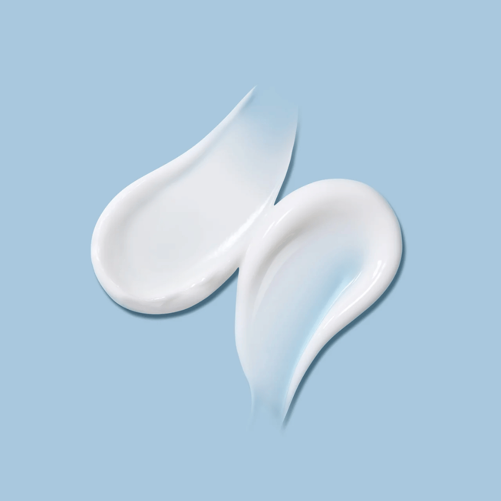 Textur av MADECA Cream Time Reverse Zero – silkeslen och lätt kräm som ger intensiv återfuktning utan att kännas fet på huden.