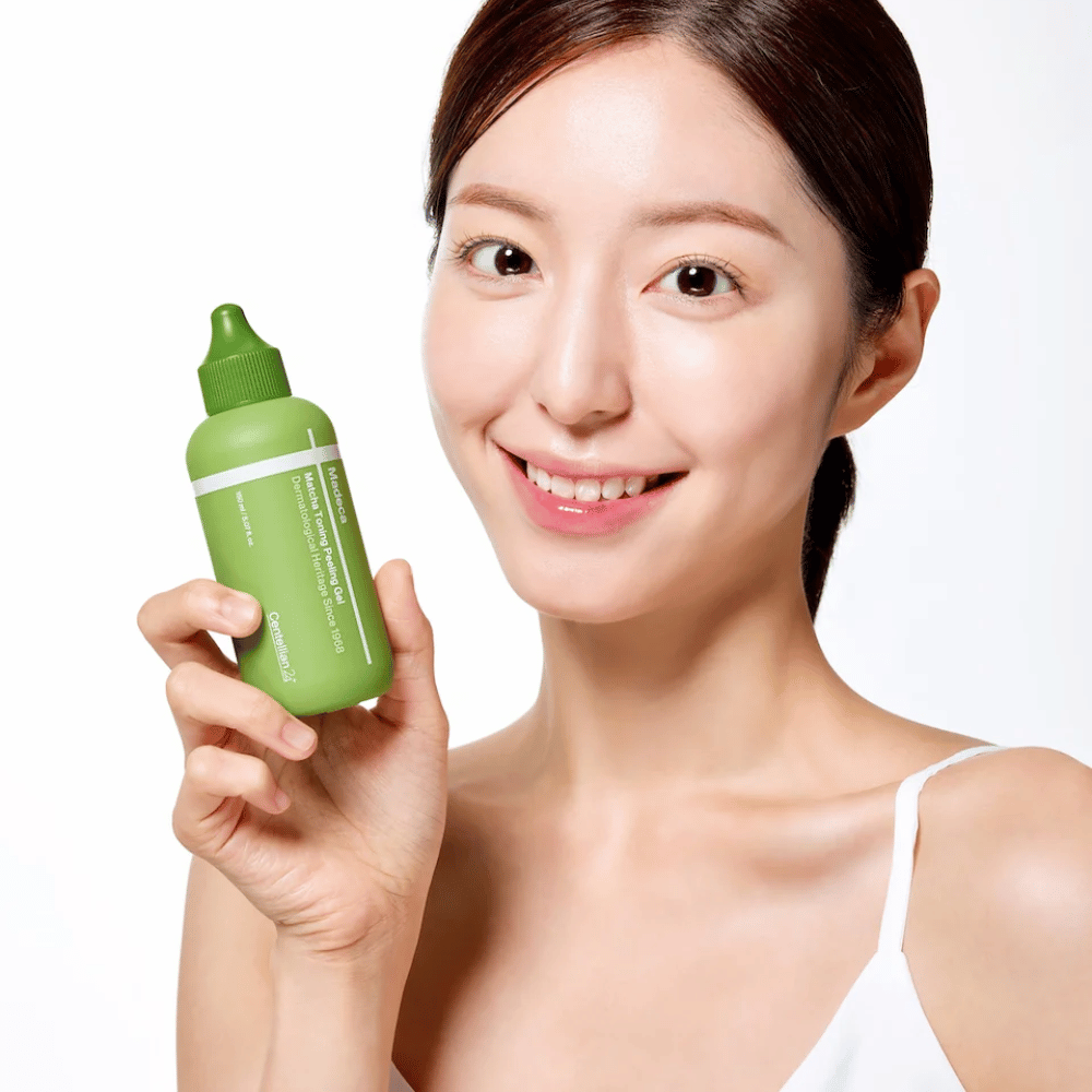 Centellian24 Madeca Matcha Toning Peeling Gel i hand – koreansk ansiktspeeling som hjälper till att exfoliera huden skonsamt och förbättra hudens lyster.