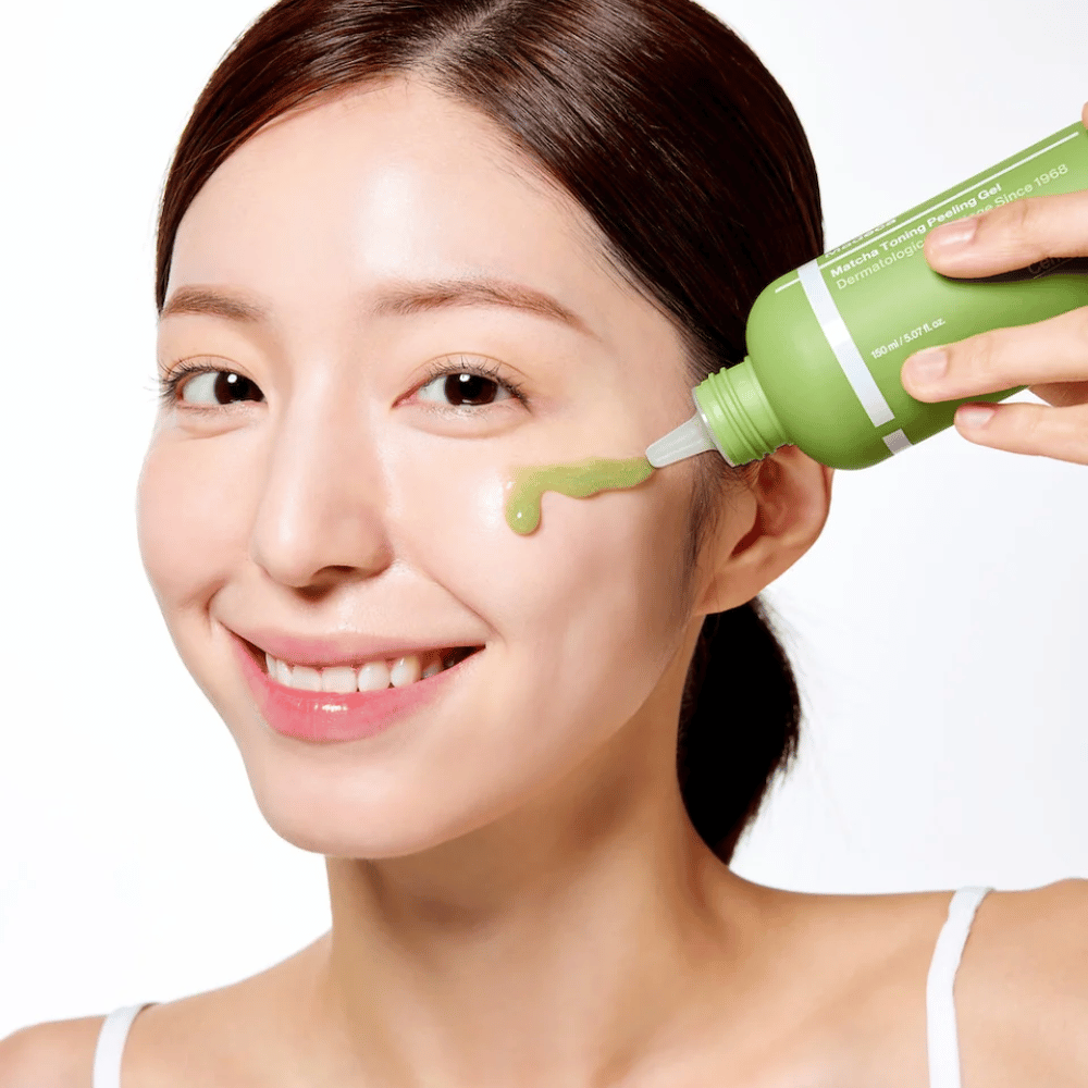 Person som applicerar Centellian24 Madeca Matcha Toning Peeling Gel – mild peeling som hjälper till att avlägsna döda hudceller och göra huden mjukare och mer strålande.