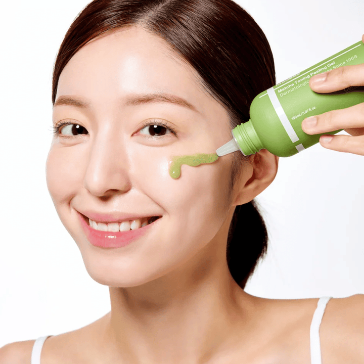 Person som applicerar Centellian24 Madeca Matcha Toning Peeling Gel – mild peeling som hjälper till att avlägsna döda hudceller och göra huden mjukare och mer strålande.