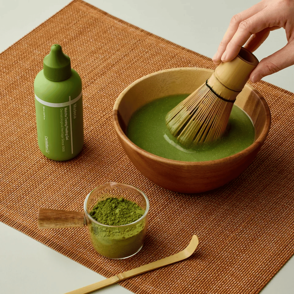 Centellian24 Madeca Matcha Toning Peeling Gel ingrediensbild – peeling gel inspirerad av matcha som hjälper till att rengöra huden, avlägsna döda hudceller och förbättra hudens lyster.