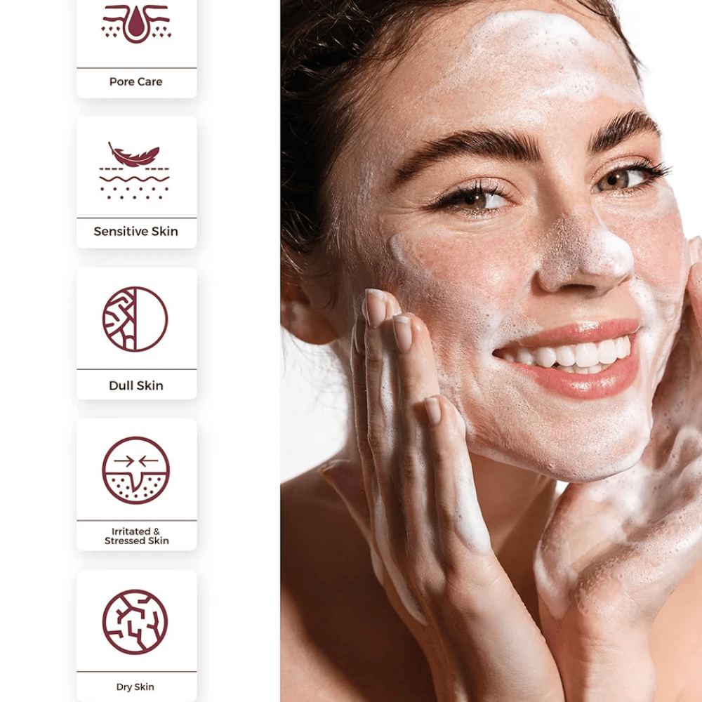 Person som använder Centellian24 Madeca Amino Acid Cleansing Foam – mild koreansk ansiktsrengöring som skapar ett mjukt skum och hjälper till att rengöra porer samt lugna känslig hud.