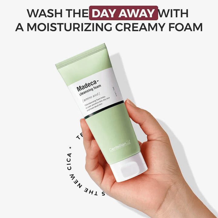 Centellian24 Madeca Amino Acid Cleansing Foam i hand – koreansk ansiktsrengöring med aminosyror och Centella Asiatica som ger ett krämigt skum och rengör huden skonsamt utan att torka ut.
