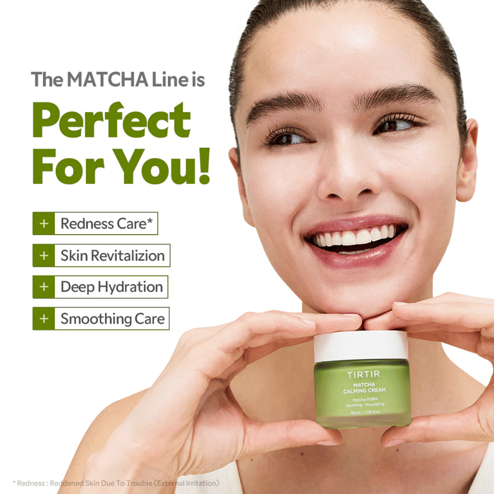 Kvinna håller TIRTIR Matcha Calming Cream som lugnar röd hud, ger djup återfuktning och stärker hudbarriären för en frisk glow.