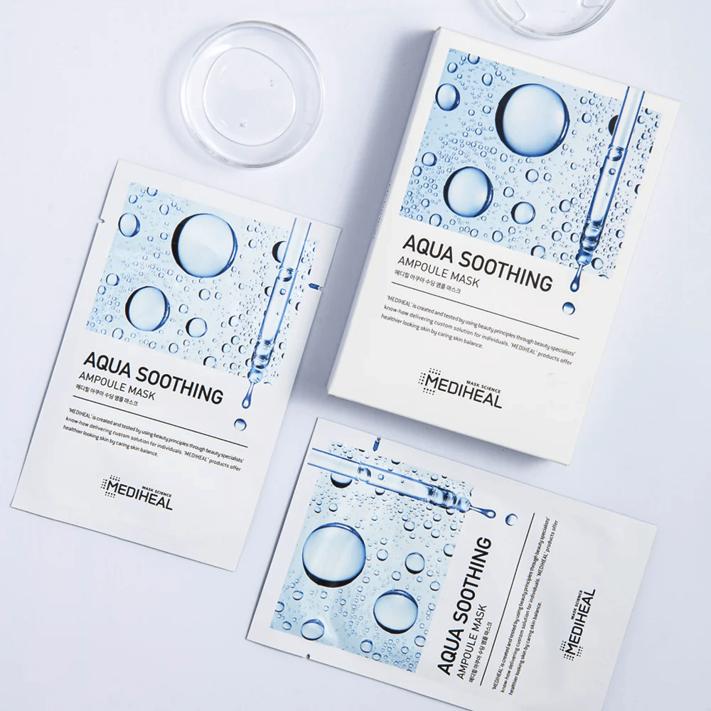Tre förpackningar av "AQUA SOOTHING AMPOULE MASK" från MEDIHEAL med en design som föreställer vattendroppar på en vit yta. Överst i bilden syns en genomskinlig plastlock.