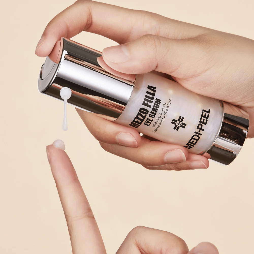 Applicering av MEDI-PEEL Mezzo Filla Eye Serum på fingertopp – lätt ögonserum som absorberas snabbt och ger intensiv fukt samt anti-age-effekt.