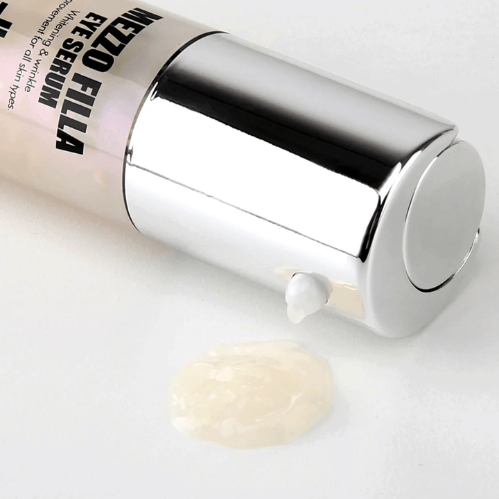 MEDI-PEEL Mezzo Filla Eye Serum i silverförpackning med synlig serumtextur – koreanskt ögonserum som återfuktar, plumpar och motverkar fina linjer runt ögonen.