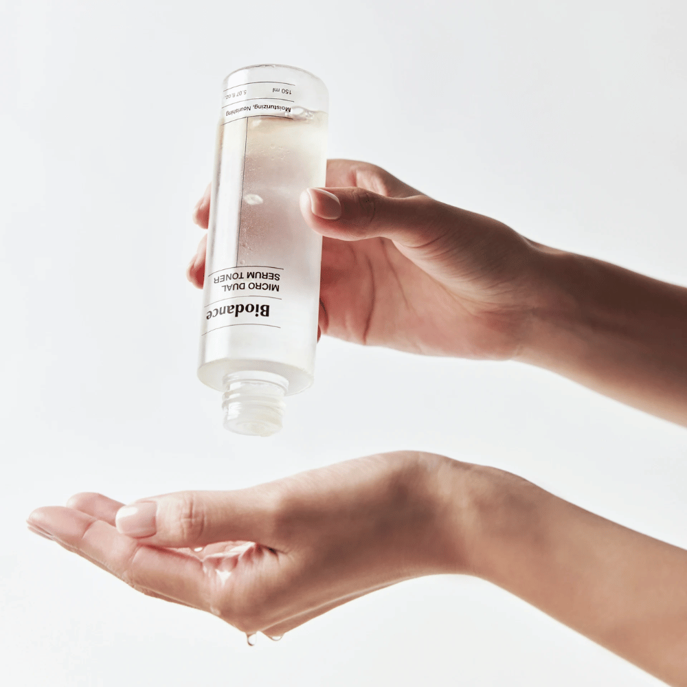 Biodance Micro Dual Serum Toner appliceras i handen – återfuktande och närande ansiktstoner med serumkänsla för torr och känslig hud