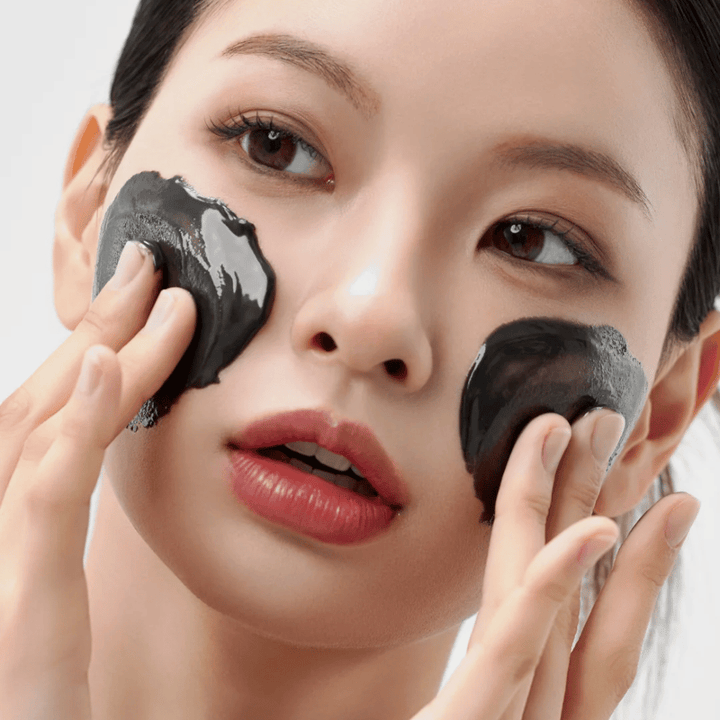 Närbild på applicering av Hur Midnight Soothing Cleansing Balm i ansiktet. Mjuk rengöringsbalm som löser upp orenheter och ger en lugn hudkänsla.