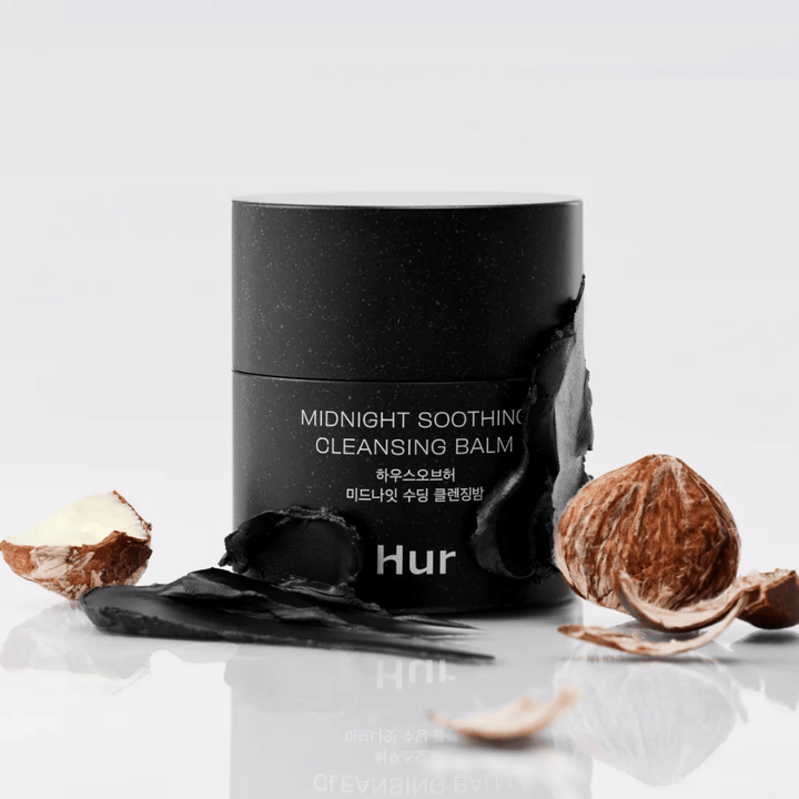 Hur Midnight Soothing Cleansing Balm med balmtextur och naturliga ingredienser. Skonsam ansiktsrengöring som lugnar huden och avlägsnar makeup.
