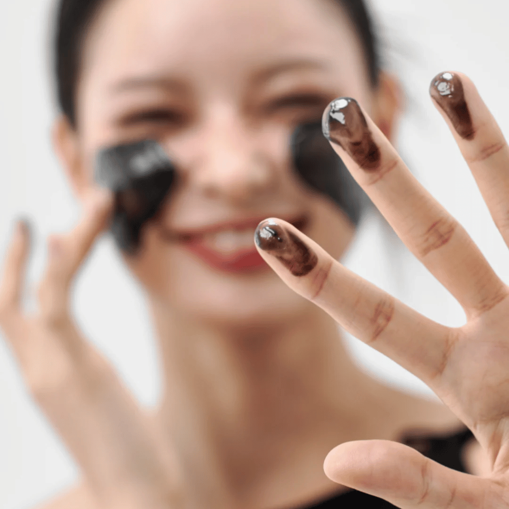 Modell applicerar Hur Midnight Soothing Cleansing Balm på huden. Krämig cleansing balm som rengör på djupet och lämnar huden mjuk och balanserad.