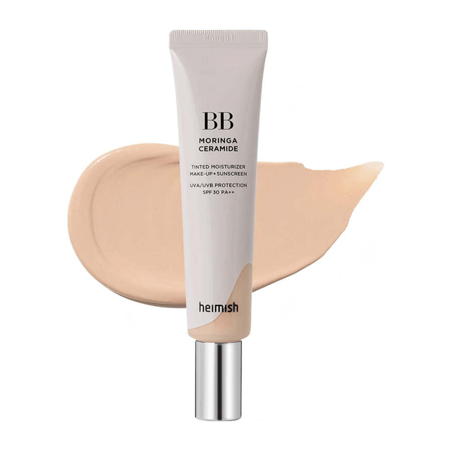 Produktbild av Heimish Moringa Ceramide BB Cream framför ett ljust nyansprov. Bilden fokuserar på en ljusare färgton och visar den mjuka, naturliga finish som BB-creamen ger huden.