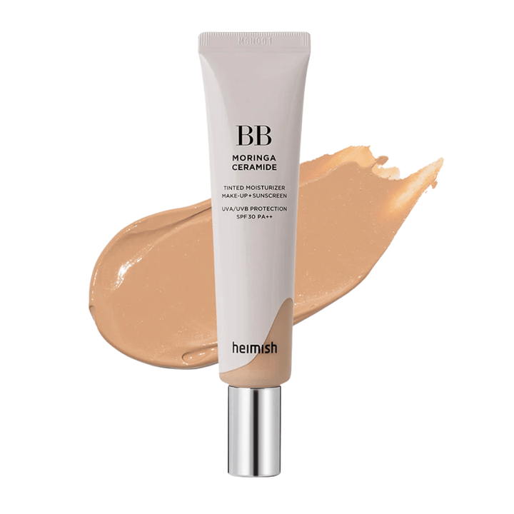 Produktbild av Heimish Moringa Ceramide BB Cream framför ett svep av beige BB-kräm. Bilden lyfter fram en medelmörk nyans samt produktens återfuktande och utjämnande egenskaper.