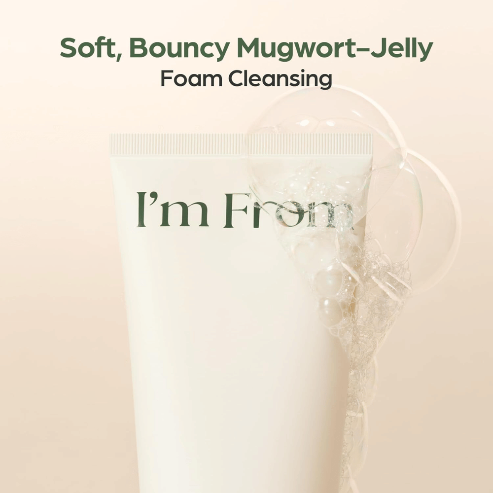 I'm From Mugwort Gel Cleanser med mjuk gelékonsistens som bildar rengöringsskum. Närbild på beige tub med genomskinliga skumbubblor.