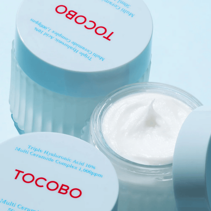 Bilden visar "Multi Ceramide Cream" från TOCOBO, som är en fuktighetskräm med trippel hyaluronsyra och ett komplex av flera ceramider. Produkten är avsedd att intensivt återfukta och stärka hudens barriär.