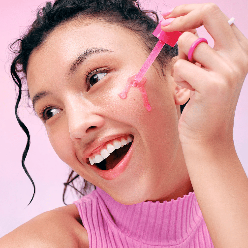 Applicering av EqualBerry NAD+ Peptide Boosting Serum – lystergivande serum med NAD+ och peptider för fastare hud