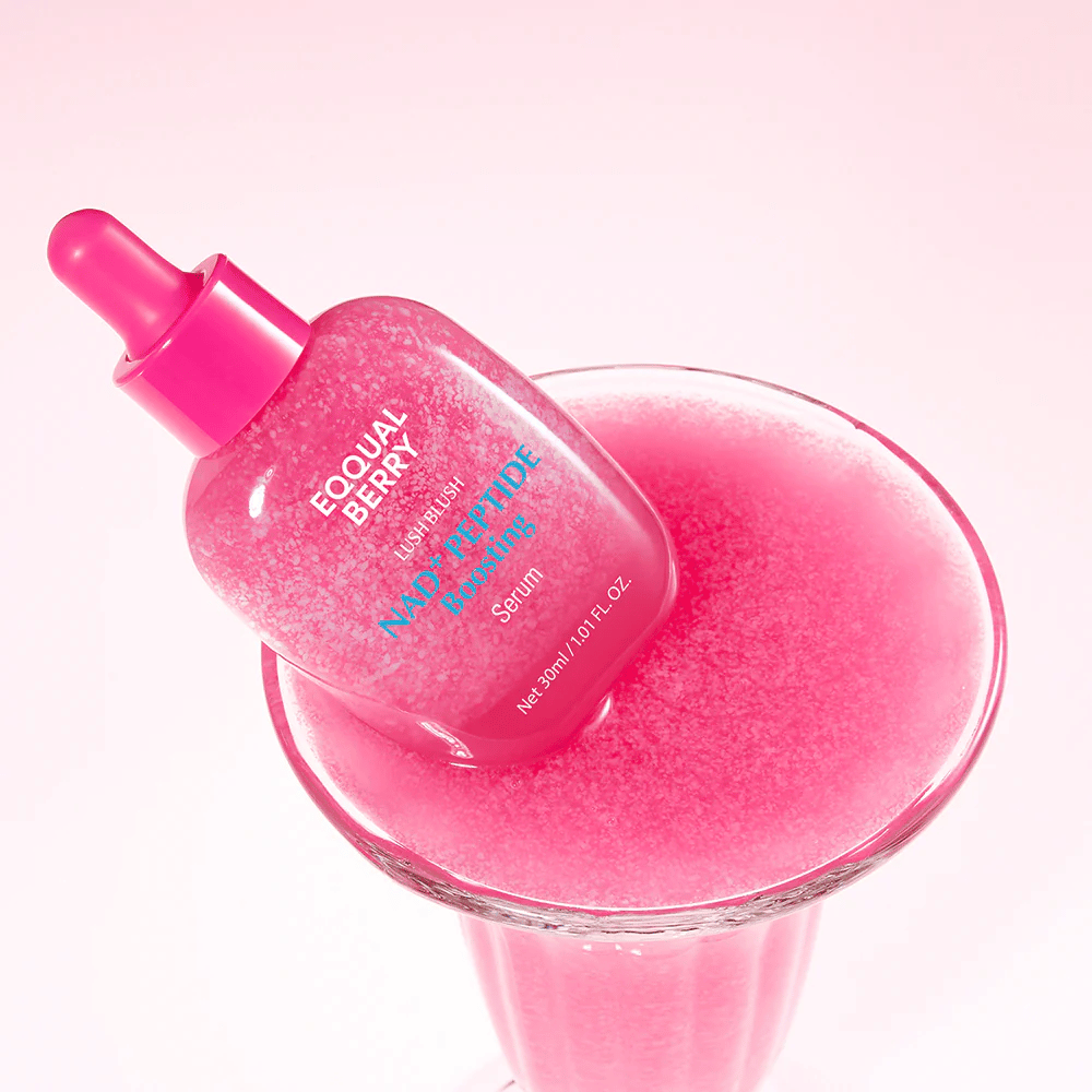 EqualBerry Lush Blush NAD+ Peptide Boosting Serum 30 ml – lystergivande anti-age serum med peptider i kreativ produktbild