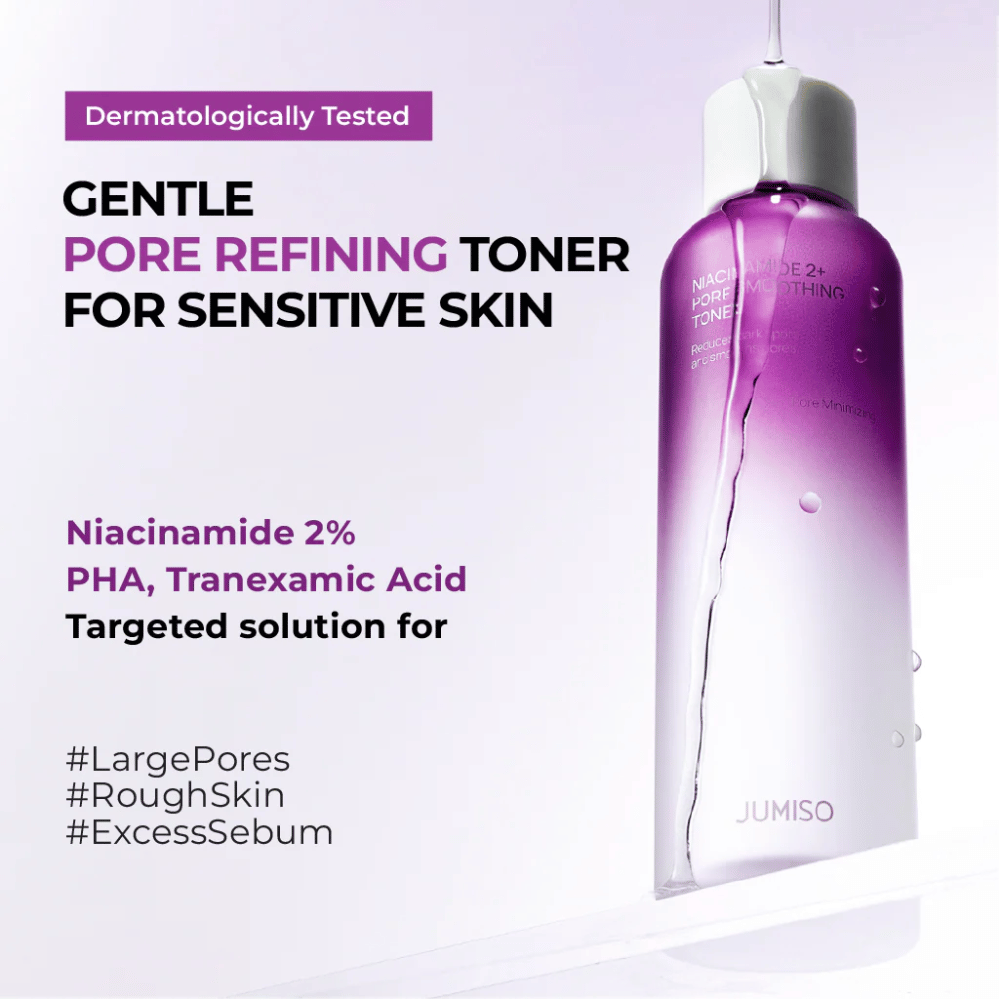 Marknadsföringsbild av tonern med text om att produkten är dermatologiskt testad och anpassad för känslig hud. Fokus ligger på porförfining, talgkontroll och exfoliering med niacinamid, PHA och tranexamsyra.