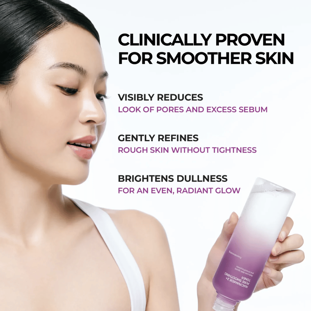 Modell som håller JUMISO Niacinamide 2+ Pore Smoothing Toner bredvid ansiktet. Bilden lyfter fram produktens kliniskt bevisade förmåga att minska synliga porer, jämna ut hudstrukturen och ge huden ökad lyster.