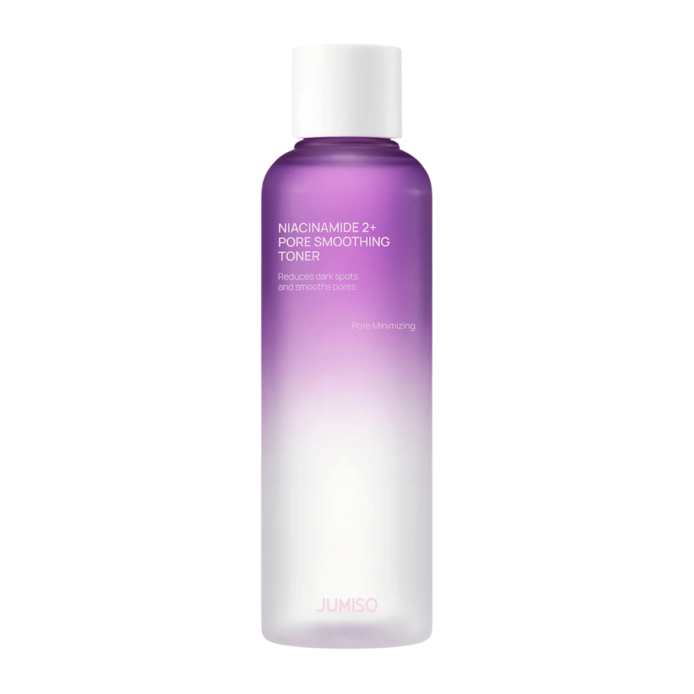 Produktbild av JUMISO Niacinamide 2+ Pore Smoothing Toner på ljus bakgrund. Den lila och vita flaskan framhäver produktens fokus på porförfining, jämnare hudton och minskad synlighet av mörka fläckar.