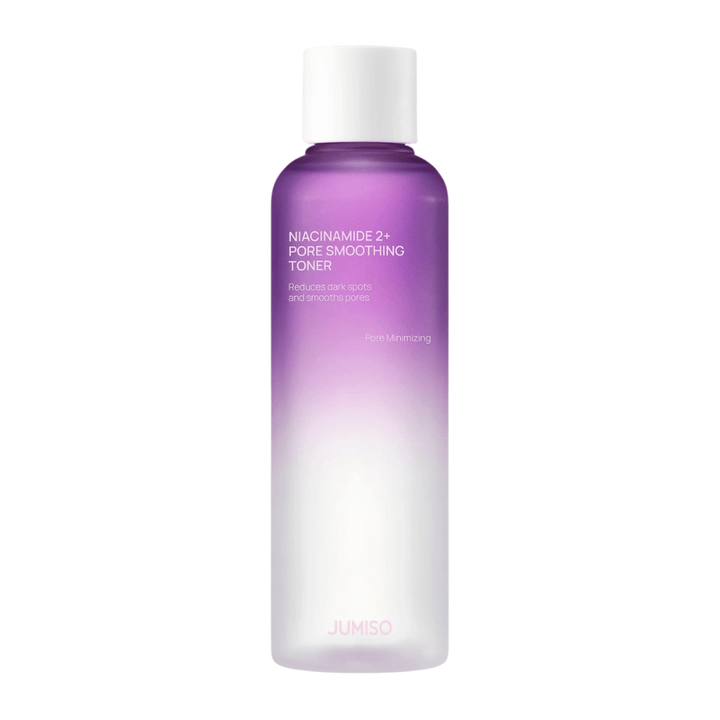 Produktbild av JUMISO Niacinamide 2+ Pore Smoothing Toner på ljus bakgrund. Den lila och vita flaskan framhäver produktens fokus på porförfining, jämnare hudton och minskad synlighet av mörka fläckar.