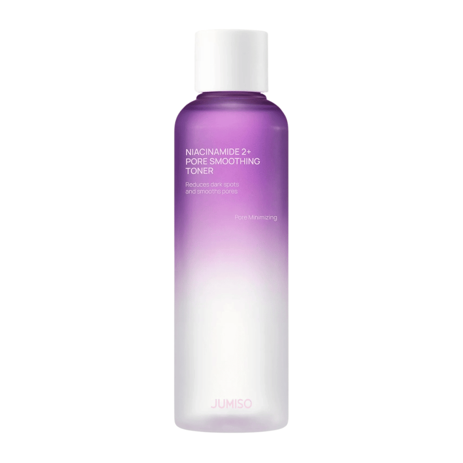 Produktbild av JUMISO Niacinamide 2+ Pore Smoothing Toner på ljus bakgrund. Den lila och vita flaskan framhäver produktens fokus på porförfining, jämnare hudton och minskad synlighet av mörka fläckar.