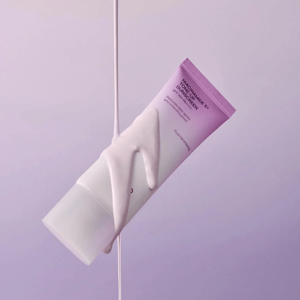 JUMISO Niacinamide 3+ Tone-Up Sunscreen SPF50+ PA++++ med lätt formula som ger bredspektrum UV-skydd och en uppljusande tone-up-effekt.